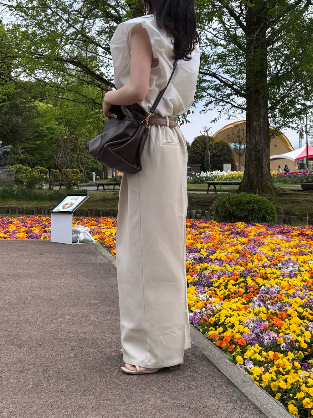 ホワイト系のシャツ/ブラウス、ブラウン系のショルダーバッグ、ホワイト系のその他パンツを着用したレディースの夏コーディネートの2枚目の写真