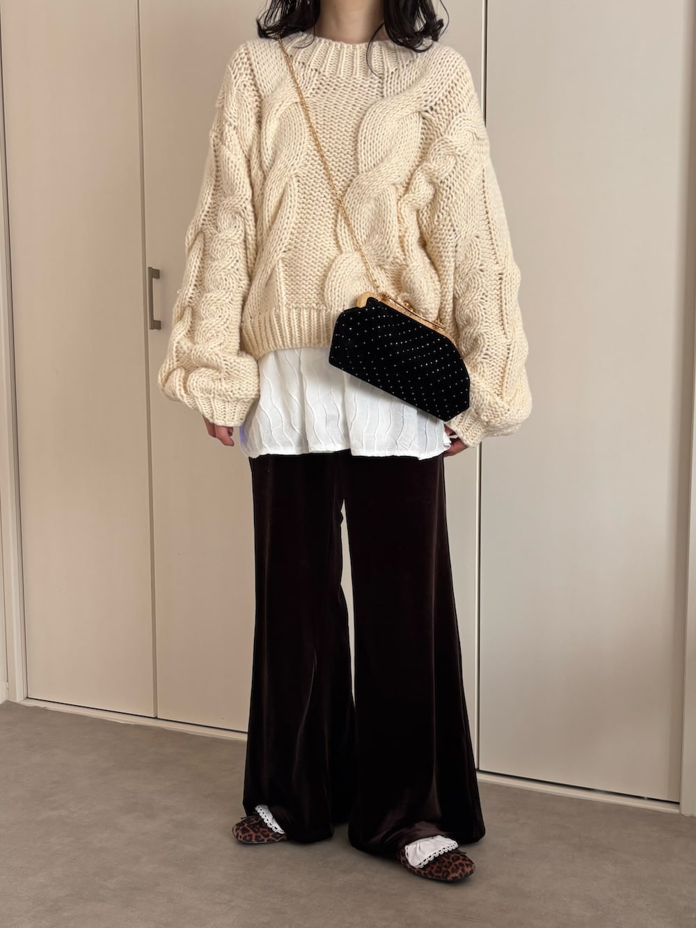 ホワイト系のニット/セーター、ブラウン系のその他パンツ、ブラウン系のパンプスを着用したレディースの冬コーディネートの2枚目の写真