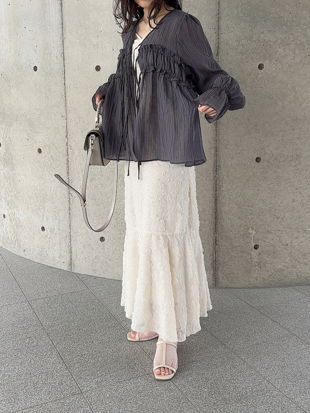 グレー系のシャツ/ブラウス、ベージュ系のショルダーバッグ、ホワイト系のワンピースを着用したレディースの夏コーディネートの2枚目の写真