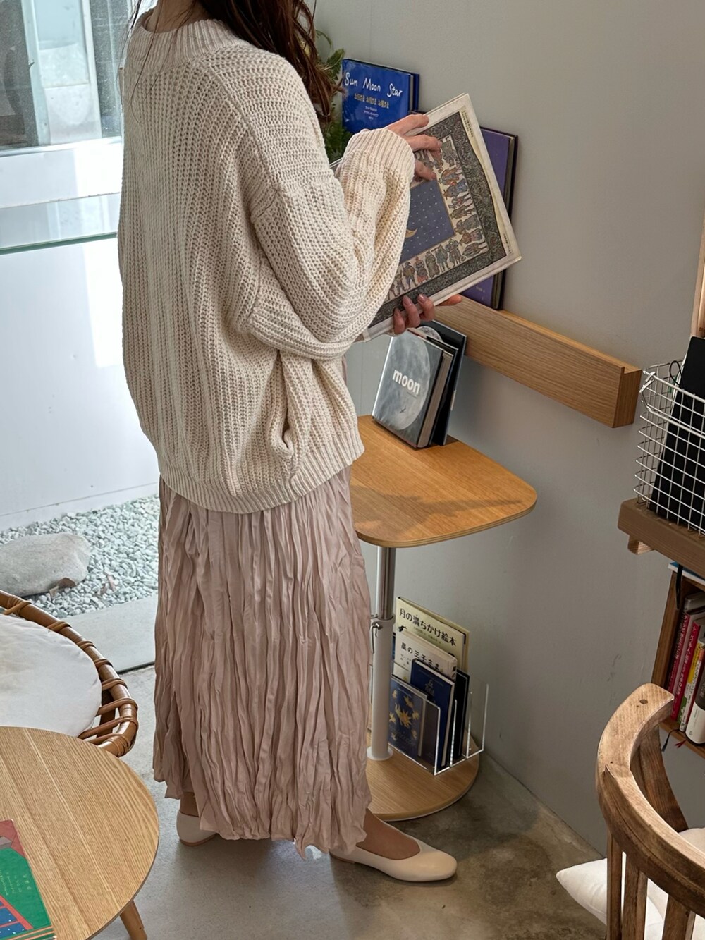 ベージュ系のカーディガン/ボレロ、ベージュ系のワンピース、ホワイト系のバレエシューズを着用したレディースの春コーディネートの4枚目の写真
