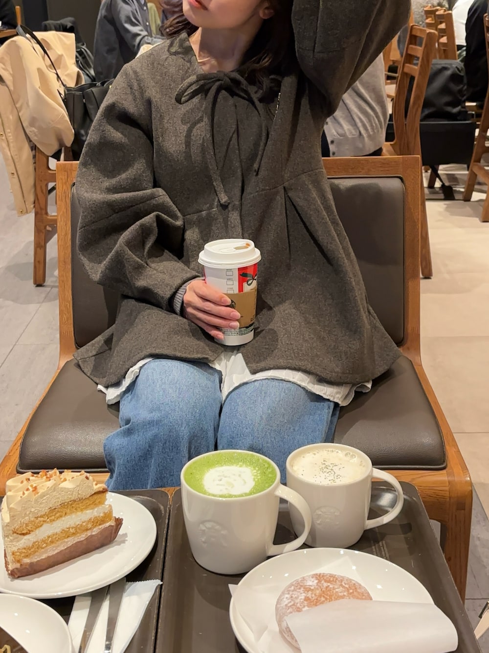 グレー系のその他アウター、グレー系のショルダーバッグ、ホワイト系のスカートを着用したレディースの冬コーディネートの2枚目の写真