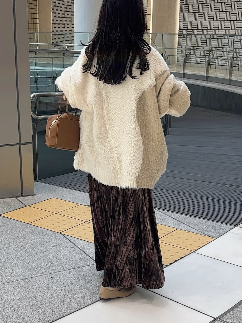 ホワイト系のカーディガン/ボレロ、ブラウン系のワンピース、ブラウン系のボストンバッグを着用したレディースの秋コーディネートの3枚目の写真