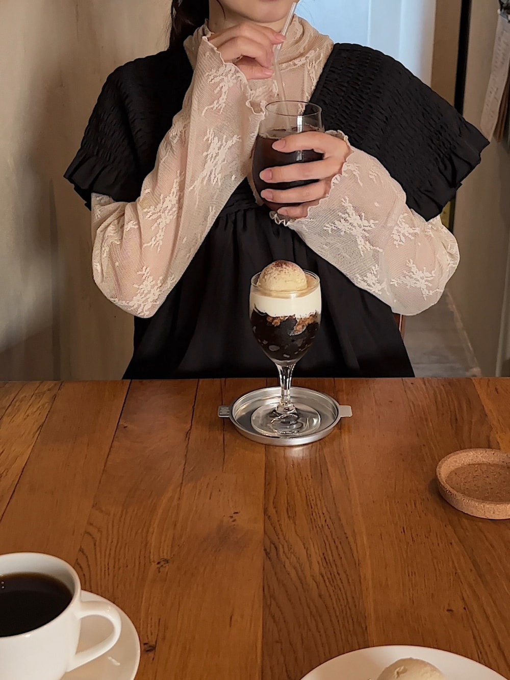 ホワイト系のTシャツ/カットソー、ブラック系のオールインワン・サロペット、ホワイト系のトートバッグを着用したレディースの秋コーディネートの2枚目の写真