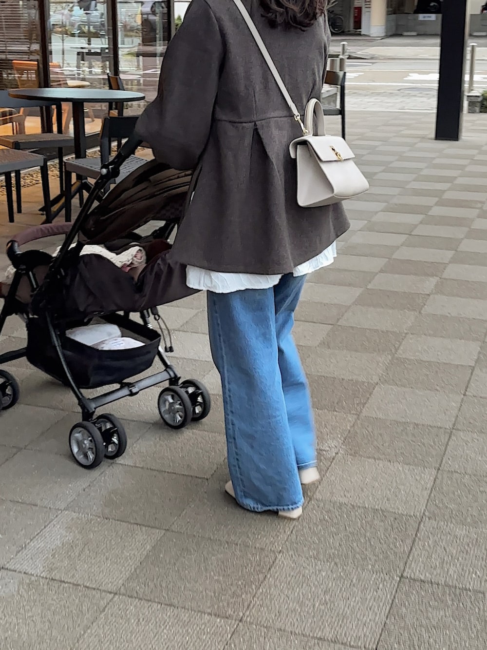 グレー系のその他アウター、グレー系のショルダーバッグ、ホワイト系のスカートを着用したレディースの冬コーディネートの4枚目の写真