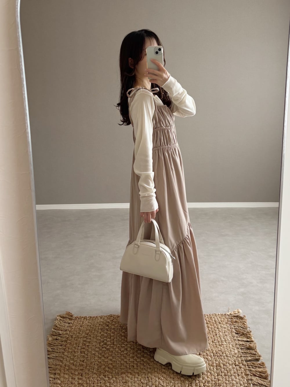 ホワイト系のTシャツ/カットソー、ベージュ系のワンピース/ドレス、ホワイト系のボストンバッグを着用したレディースの春コーディネートの2枚目の写真