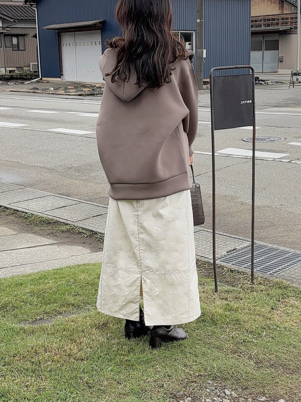 ブラウン系のパーカー、ホワイト系のワンピース、ブラウン系のブーツを着用したレディースの秋コーディネートの2枚目の写真