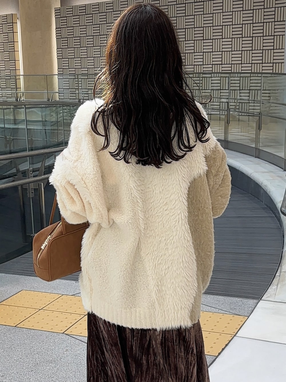 ホワイト系のカーディガン/ボレロ、ブラウン系のワンピース、ブラウン系のボストンバッグを着用したレディースの秋コーディネートの2枚目の写真