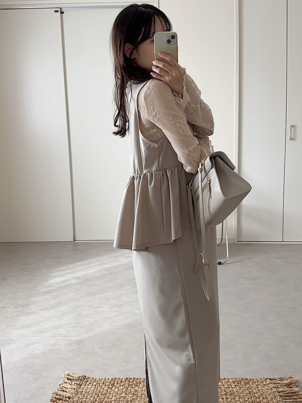 ベージュ系のジャンパースカート、ホワイト系のTシャツ/カットソー、ブラウン系のブーツを着用したレディースの秋コーディネートの2枚目の写真