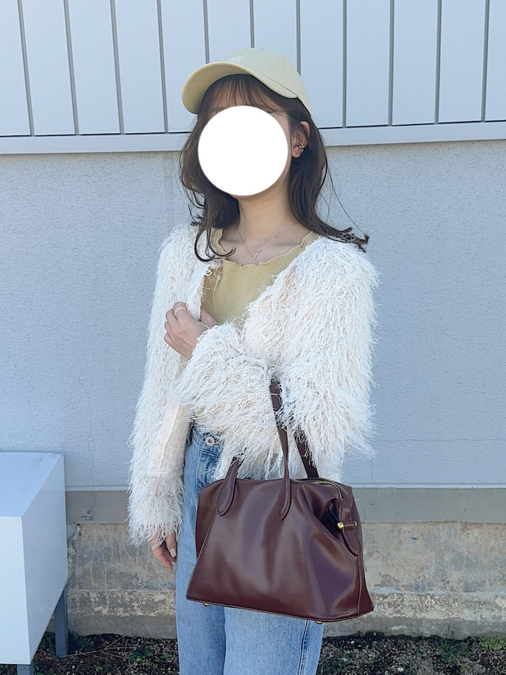 ホワイト系のカーディガン/ボレロ、イエロー系のTシャツ/カットソー、ブラウン系のハンドバッグを着用したレディースの春コーディネートの2枚目の写真