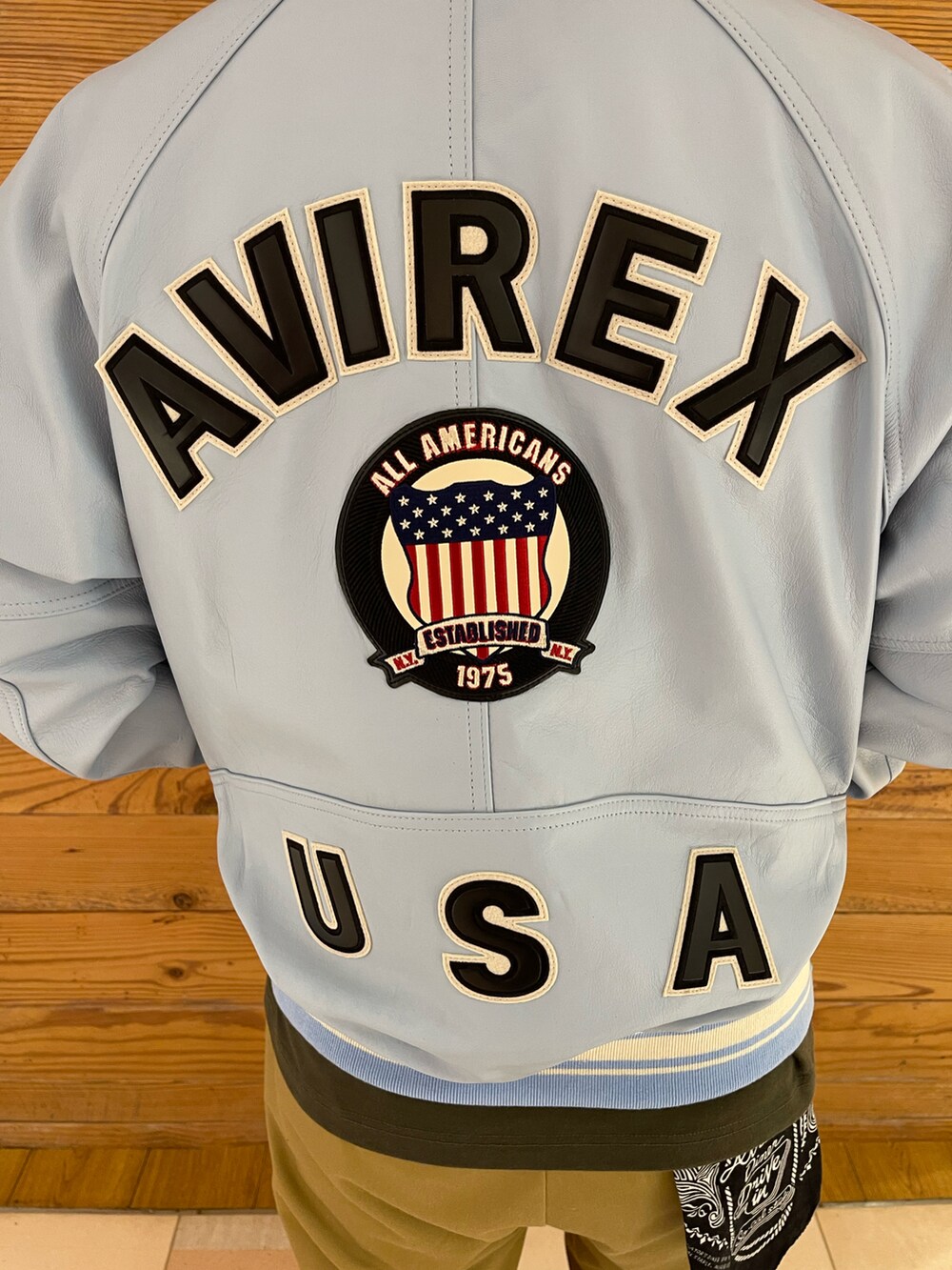 「レザー、レザージャケット、AVIREX、AVIREXBelle、いいね、save、フォローお願いします🤑、AVIREX町田店、ファッションの力を信じよう、AVIREX町田、秋服まるっと大公開」｜「AVIREXのLIGHT SIGNATURE VARSITY JACKET / ライト シグネチャー バーシティ ジャケット / AVIREX / アヴィレックス（スタジャン、その他）」を使った、toshioさん（メンズ・169cm）の秋コーディネートの3枚目の写真
