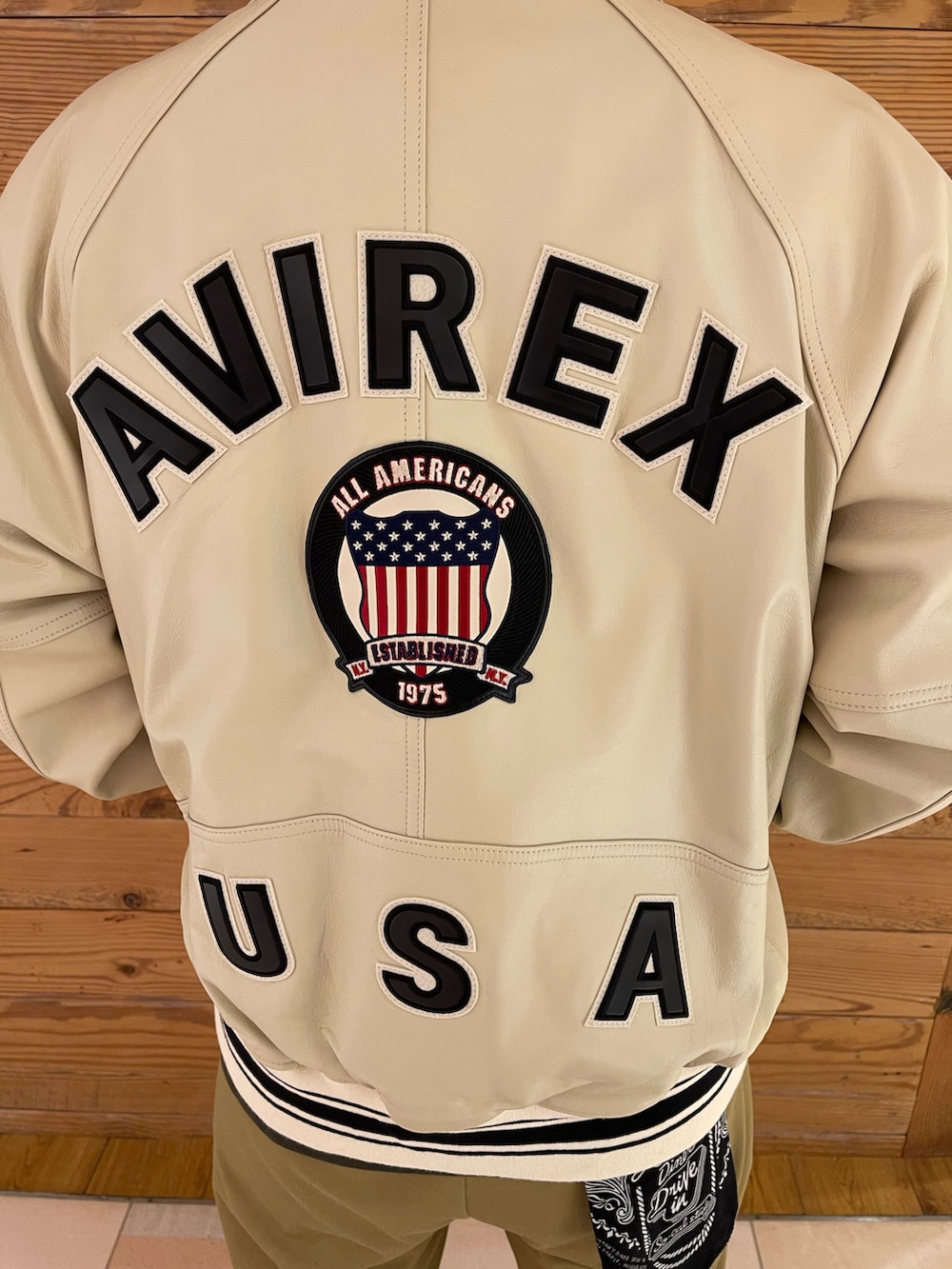 「レザー、レザージャケット、AVIREX、キレイめ、初秋コーデ、AVIREXBelle、いいね、save、フォローお願いします🤑、AVIREX町田店、ファッションの力を信じよう、AVIREX町田」｜「AVIREXのLIGHT SIGNATURE VARSITY JACKET / ライト シグネチャー バーシティ ジャケット / AVIREX / アヴィレックス（スタジャン、その他）」を使った、toshioさん（メンズ・169cm）の秋コーディネートの4枚目の写真