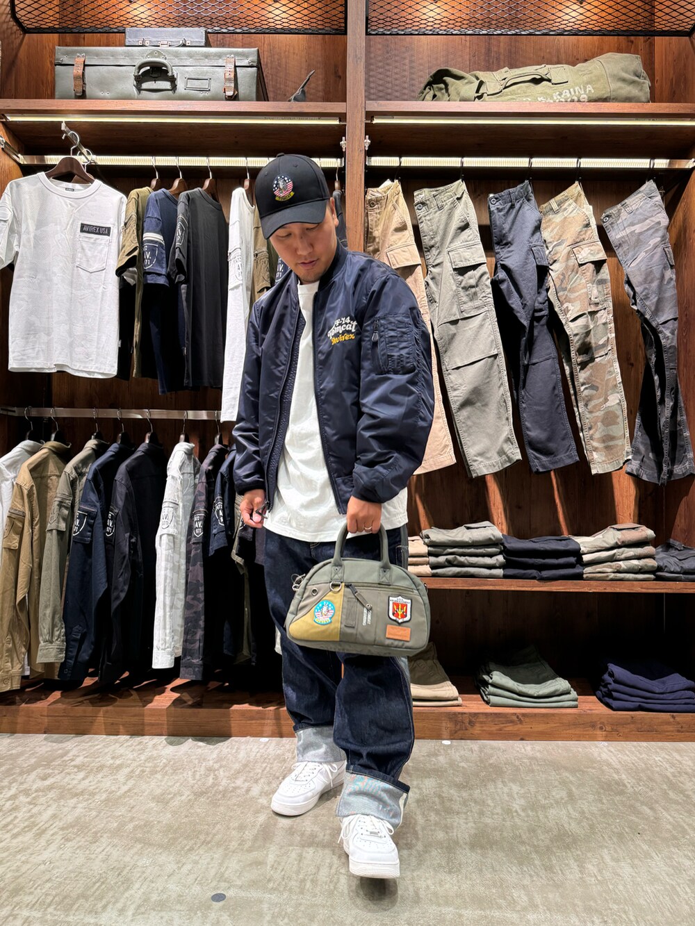 「MA-1、AVIREX、お出かけコーデ、AVIREXBelle、tomcat、いいね、save、フォローお願いします🤑、秋服準備はじめました、ファッションを楽しもう、AVIREX海老名、AVIREX海老名店」｜「AVIREXのTOMCAT CAP / トムキャット キャップ / AVIREX / アヴィレックス（キャップ、ブラック系）」を使った、toshioさん（メンズ・169cm）の夏コーディネートの3枚目の写真