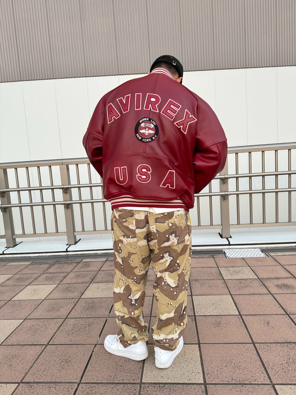 「AVIREX、AVIREXBelle、AVIREX海老名、ootd、ミリタリー、ストリート、キャップ、スニーカー、ファッションの力を信じよう、いいね、save、フォローお願いします🤑」｜「AVIREXのヴァーシティ ジャケット/ VARSITY JACKET（その他アウター、レッド系）」を使った、toshioさん（メンズ・169cm）の夏コーディネートの2枚目の写真