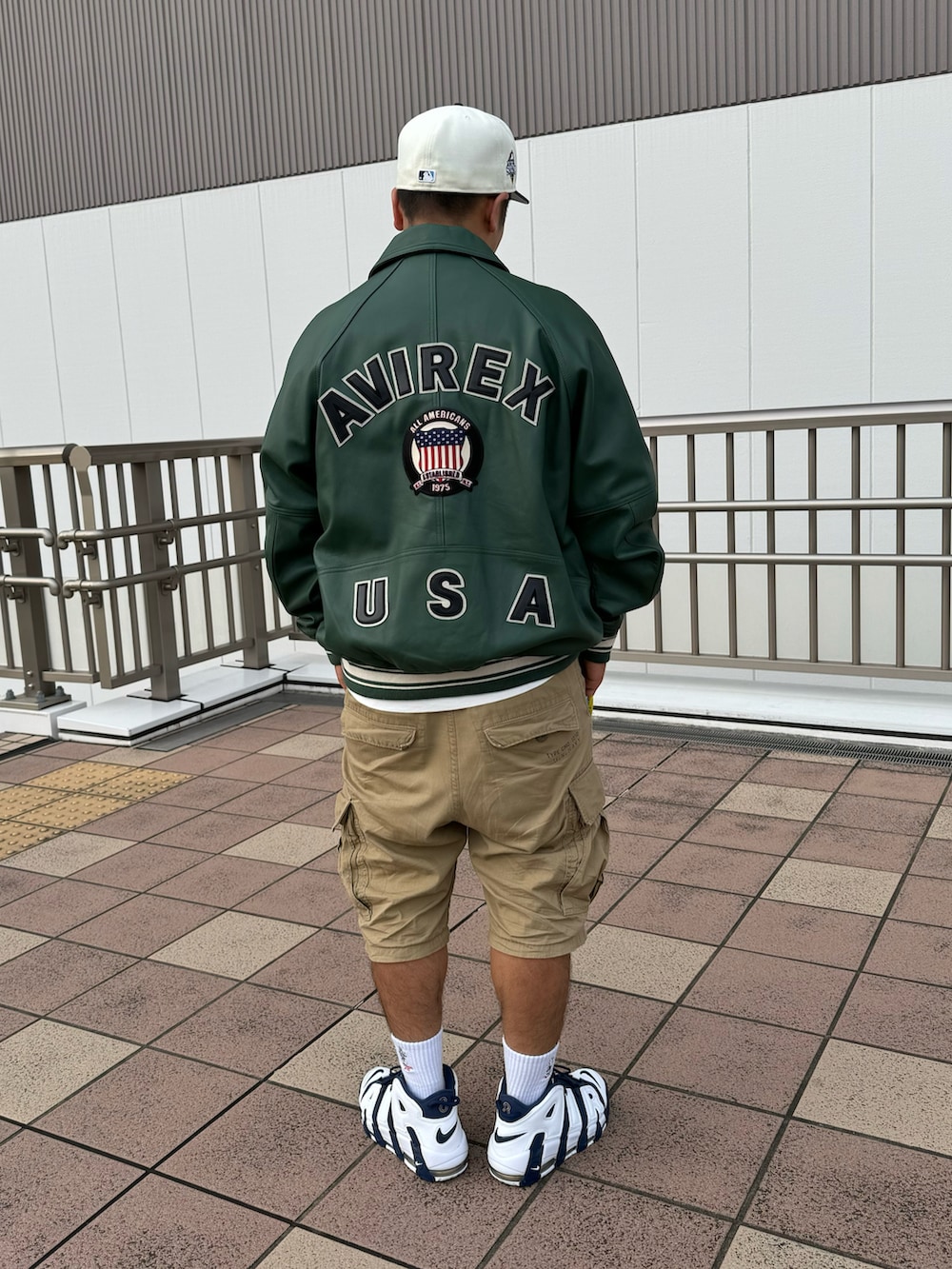 「AVIREX、AVIREXBelle、AVIREX海老名、ootd、ファッションの力を信じよう、ミリタリー、スタジャン、定番、ソックス、キャップ」｜「AVIREXのLIGHT SIGNATURE VARSITY JACKET / ライト シグネチャー バーシティ ジャケット / AVIREX / アヴィレックス（スタジャン、グリーン系）」を使った、toshioさん（メンズ・169cm）の夏コーディネートの2枚目の写真