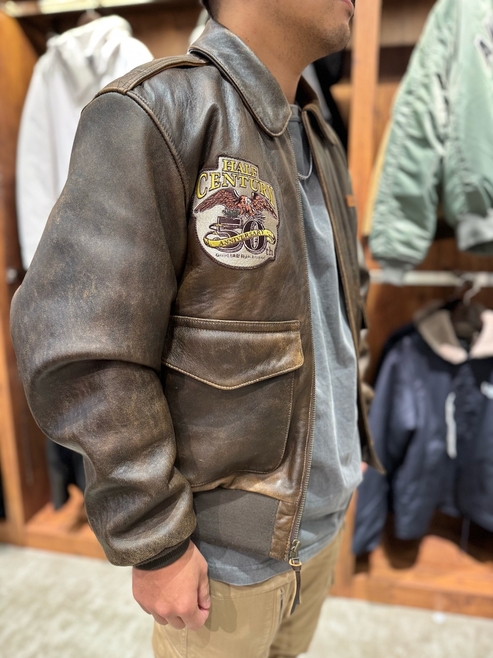 「AVIREX、AVIREXBelle、AVIREX海老名、AVIREX海老名店、真冬のあったかスタイル、今日のコーデ、50th anniversary、レザージャケット、メンズファッション、秋冬コーデ、いいね、save、フォローお願いします🤑」｜「AVIREXの《50th Anniversary》A-2 BLOUSON / A-2 ブルゾン / AVIREX / アヴィレックス（ブルゾン、ブラウン系）」を使った、toshioさん（メンズ・169cm）の冬コーディネートの3枚目の写真