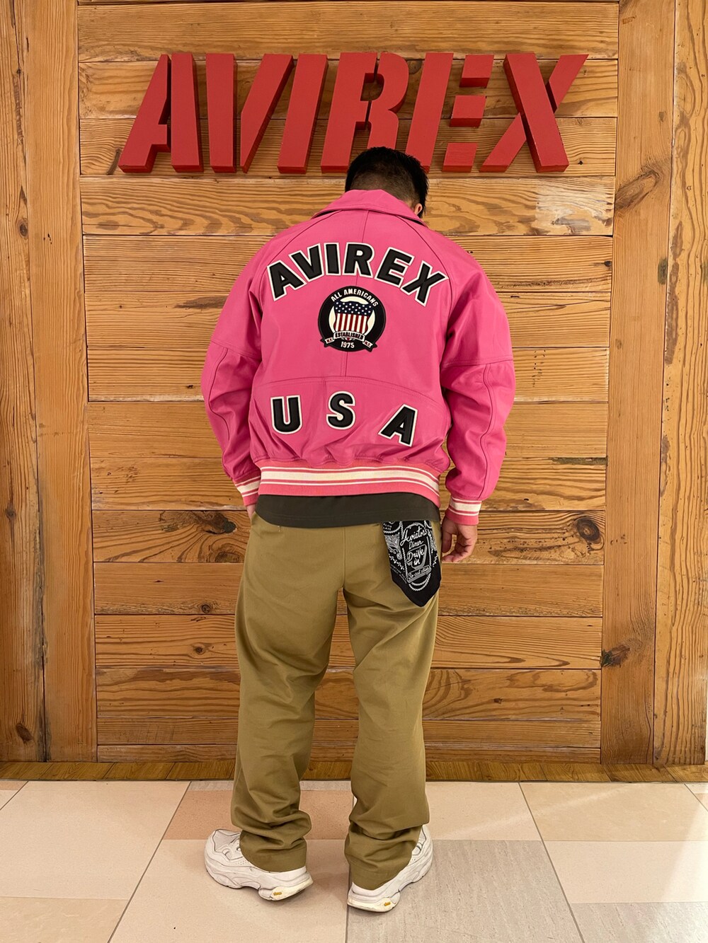 「レザー、ピンク、AVIREX、AVIREXBelle、いいね、save、フォローお願いします🤑、AVIREX町田店、ファッションの力を信じよう、AVIREX町田、秋服まるっと大公開」｜「AVIREXのLIGHT SIGNATURE VARSITY JACKET / ライト シグネチャー バーシティ ジャケット / AVIREX / アヴィレックス（スタジャン、その他）」を使った、toshioさん（メンズ・169cm）の秋コーディネートの2枚目の写真