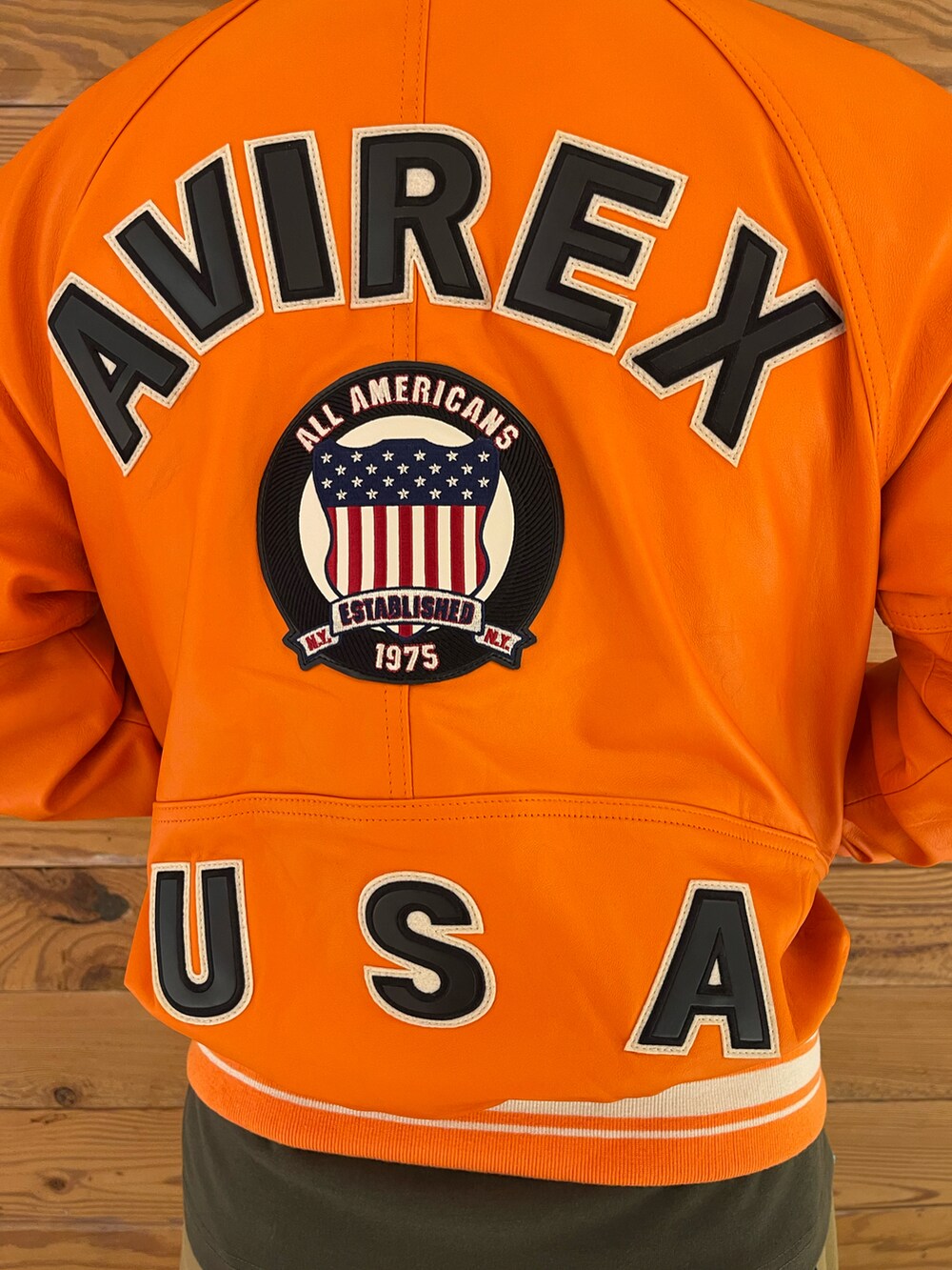 「レザー、AVIREX、オレンジ、初秋コーデ、AVIREXBelle、いいね、save、フォローお願いします🤑、AVIREX町田店、ファッションの力を信じよう、AVIREX町田、秋服まるっと大公開」｜「AVIREXのLIGHT SIGNATURE VARSITY JACKET / ライト シグネチャー バーシティ ジャケット / AVIREX / アヴィレックス（スタジャン、その他）」を使った、toshioさん（メンズ・169cm）の秋コーディネートの3枚目の写真