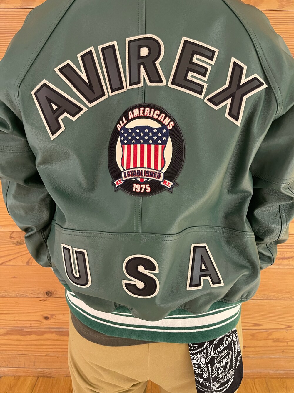 「カジュアル、レザージャケット、AVIREX、休日スタイル、緑、AVIREXBelle、いいね、save、フォローお願いします🤑、AVIREX町田店、ファッションの力を信じよう、AVIREX町田」｜「AVIREXのLIGHT SIGNATURE VARSITY JACKET / ライト シグネチャー バーシティ ジャケット / AVIREX / アヴィレックス（スタジャン、その他）」を使った、toshioさん（メンズ・169cm）の秋コーディネートの3枚目の写真