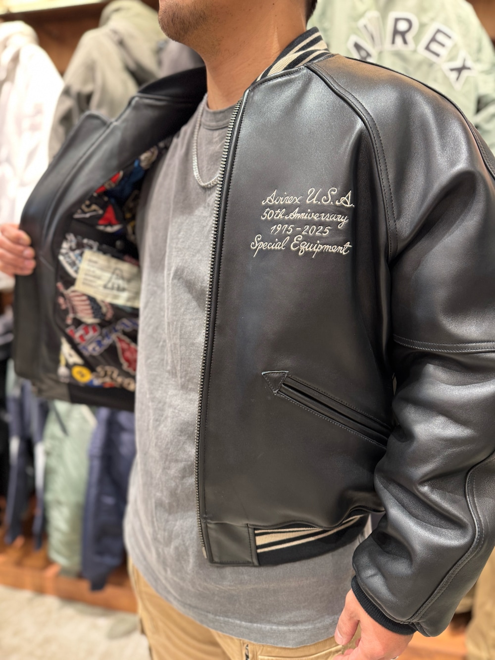 「AVIREX、AVIREXBelle、AVIREX海老名、AVIREX海老名店、真冬のあったかスタイル、今日のコーデ、レザー、レザージャケット、50th anniversary、いいね、save、フォローお願いします🤑」｜「AVIREXの《50th Anniversary》VARSITY JACKET / バーシティ ジャケット / AVIREX / アヴィレックス（スタジャン、ブラック系）」を使った、toshioさん（メンズ・169cm）の冬コーディネートの4枚目の写真