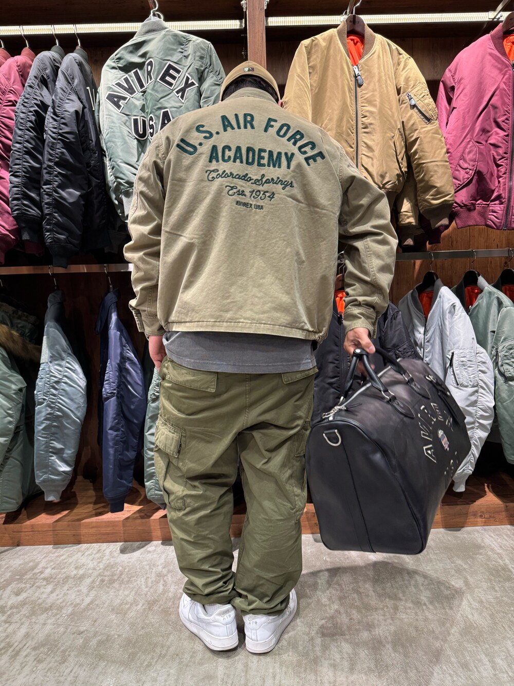 「AVIREX、AVIREXBelle、AVIREX海老名、AVIREX海老名店、新作、大人カジュアル、お出かけコーデ、ナバルカーゴ、アカデミージャケット、いいね、save、フォローお願いします🤑」｜「AVIREXのアイテム（ジャケット/アウター、レッド系）」を使った、toshioさん（メンズ・169cm）の冬コーディネートの2枚目の写真