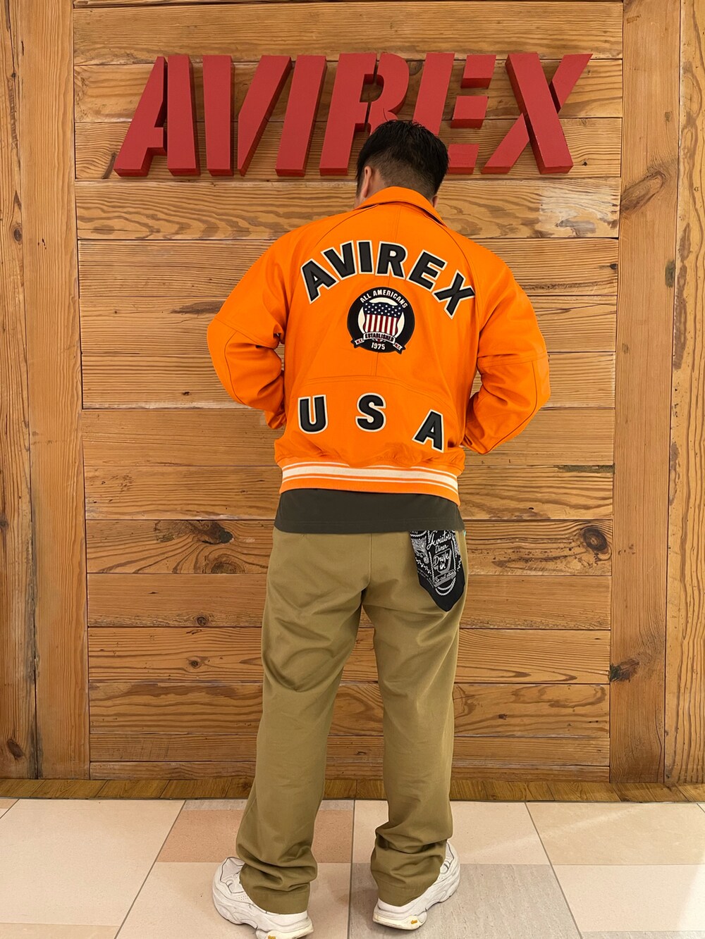 「レザー、AVIREX、オレンジ、初秋コーデ、AVIREXBelle、いいね、save、フォローお願いします🤑、AVIREX町田店、ファッションの力を信じよう、AVIREX町田、秋服まるっと大公開」｜「AVIREXのLIGHT SIGNATURE VARSITY JACKET / ライト シグネチャー バーシティ ジャケット / AVIREX / アヴィレックス（スタジャン、その他）」を使った、toshioさん（メンズ・169cm）の秋コーディネートの2枚目の写真