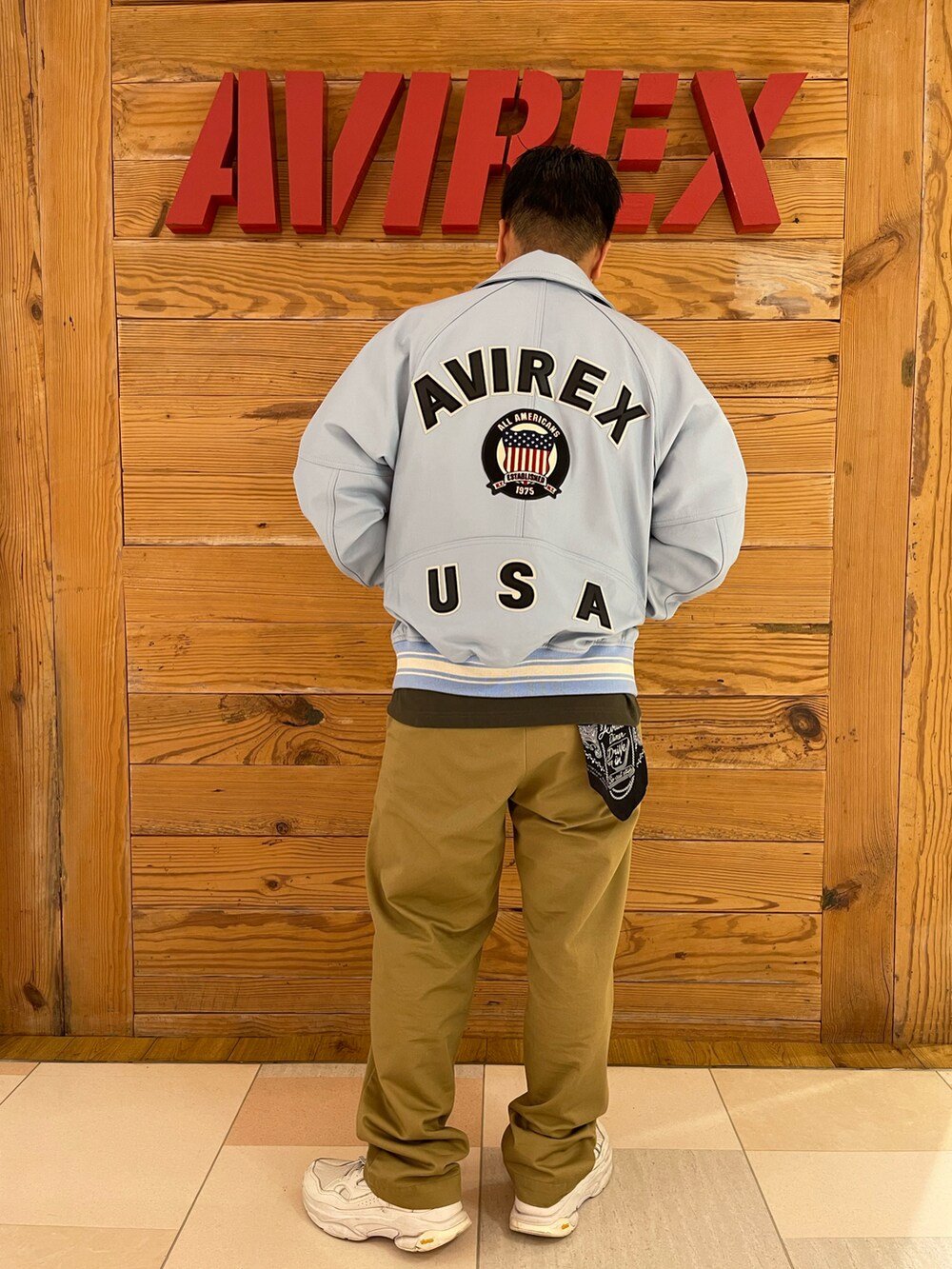 「レザー、レザージャケット、AVIREX、AVIREXBelle、いいね、save、フォローお願いします🤑、AVIREX町田店、ファッションの力を信じよう、AVIREX町田、秋服まるっと大公開」｜「AVIREXのLIGHT SIGNATURE VARSITY JACKET / ライト シグネチャー バーシティ ジャケット / AVIREX / アヴィレックス（スタジャン、その他）」を使った、toshioさん（メンズ・169cm）の秋コーディネートの2枚目の写真