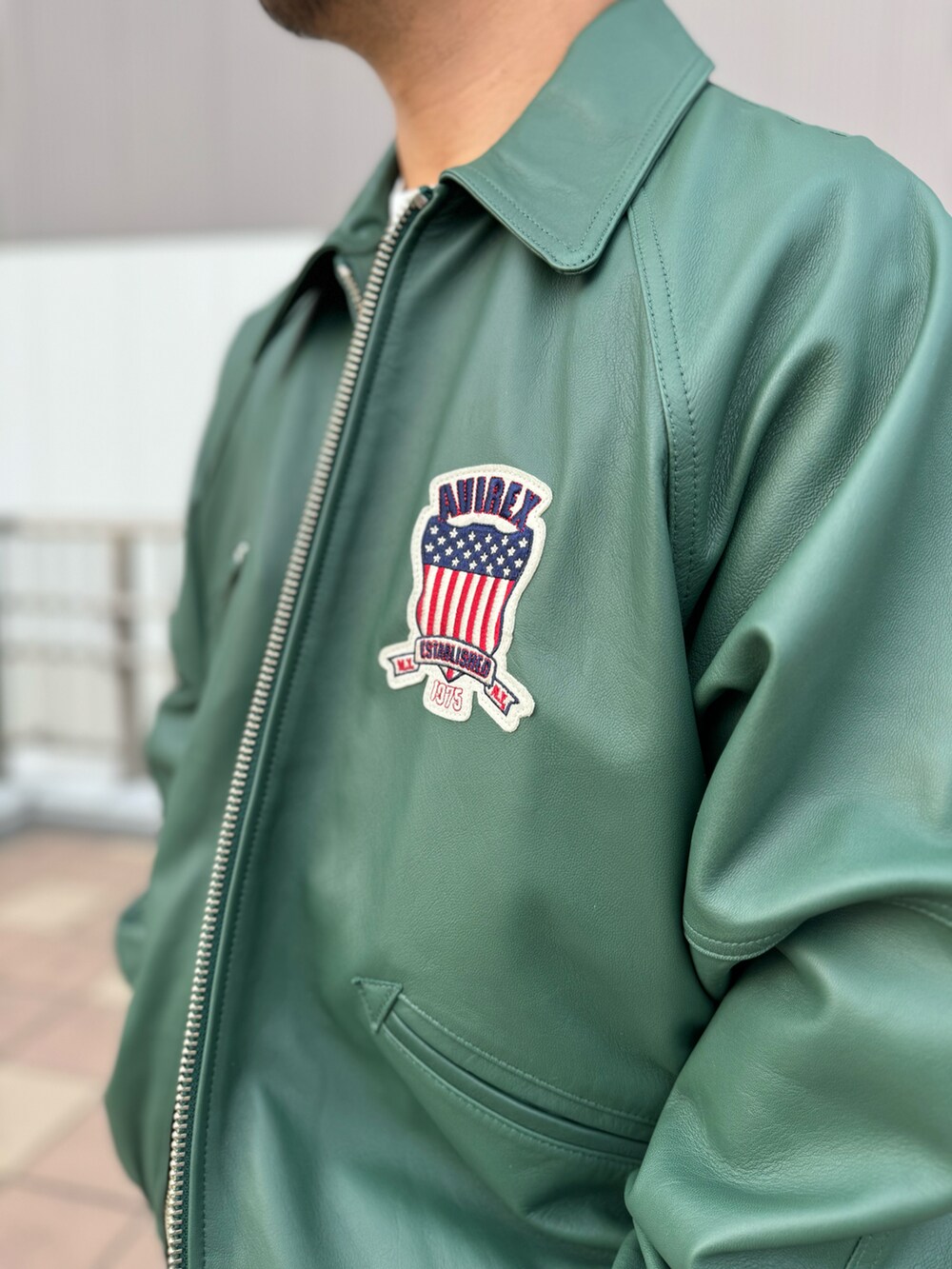 「AVIREX、AVIREXBelle、AVIREX海老名、ootd、ファッションの力を信じよう、ミリタリー、スタジャン、定番、ソックス、キャップ」｜「AVIREXのLIGHT SIGNATURE VARSITY JACKET / ライト シグネチャー バーシティ ジャケット / AVIREX / アヴィレックス（スタジャン、グリーン系）」を使った、toshioさん（メンズ・169cm）の夏コーディネートの4枚目の写真