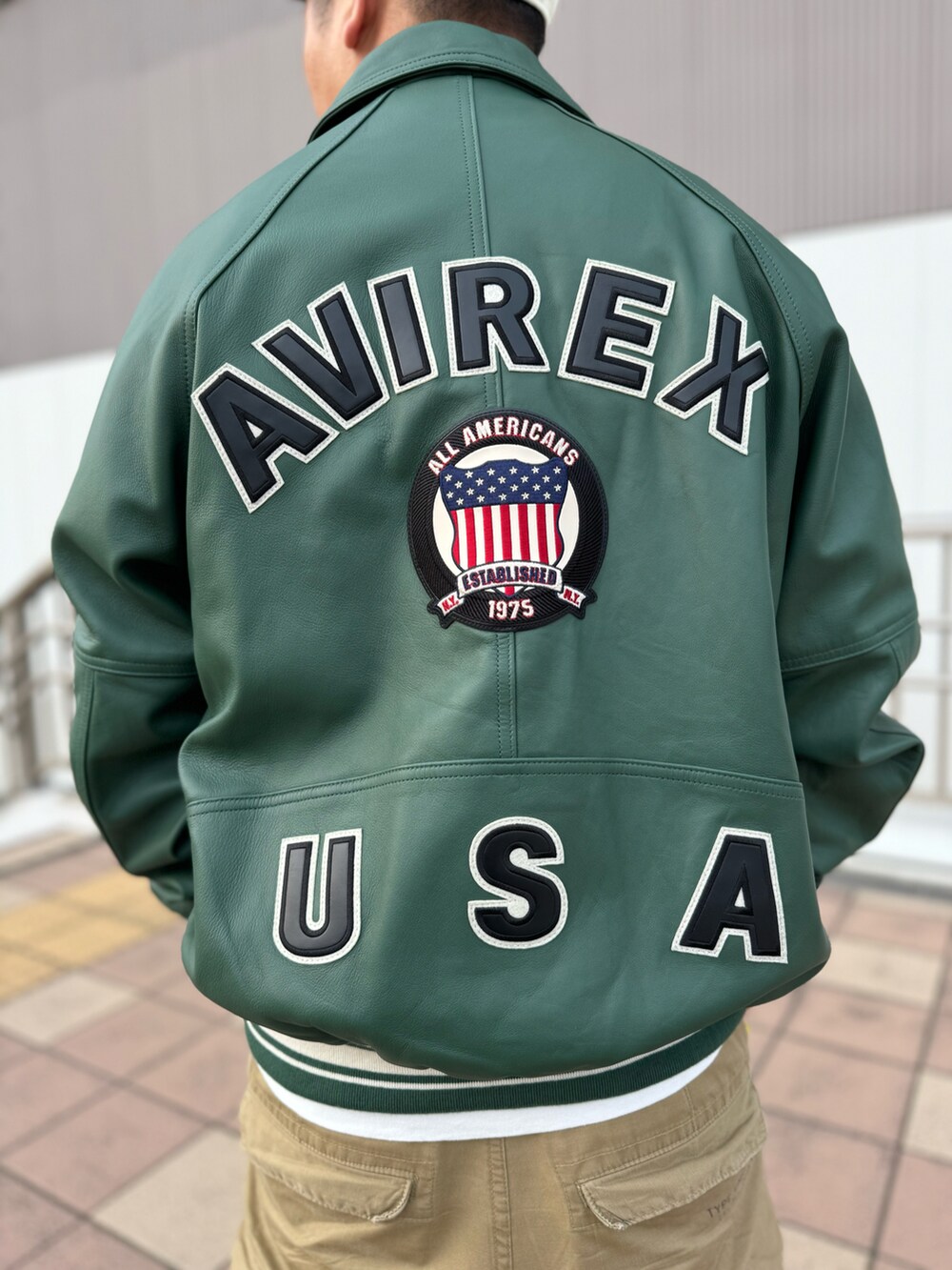 「AVIREX、AVIREXBelle、AVIREX海老名、ootd、ファッションの力を信じよう、ミリタリー、スタジャン、定番、ソックス、キャップ」｜「AVIREXのLIGHT SIGNATURE VARSITY JACKET / ライト シグネチャー バーシティ ジャケット / AVIREX / アヴィレックス（スタジャン、グリーン系）」を使った、toshioさん（メンズ・169cm）の夏コーディネートの3枚目の写真