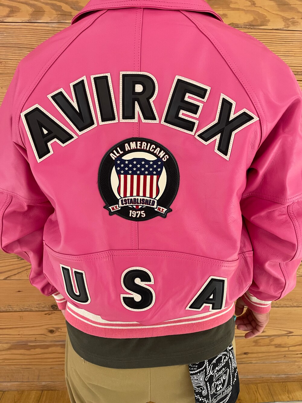 「レザー、ピンク、AVIREX、AVIREXBelle、いいね、save、フォローお願いします🤑、AVIREX町田店、ファッションの力を信じよう、AVIREX町田、秋服まるっと大公開」｜「AVIREXのLIGHT SIGNATURE VARSITY JACKET / ライト シグネチャー バーシティ ジャケット / AVIREX / アヴィレックス（スタジャン、その他）」を使った、toshioさん（メンズ・169cm）の秋コーディネートの3枚目の写真