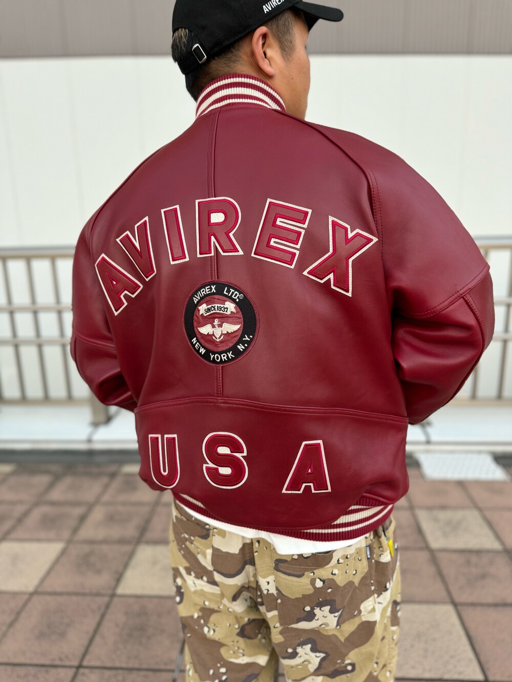 「AVIREX、AVIREXBelle、AVIREX海老名、ootd、ミリタリー、ストリート、キャップ、スニーカー、ファッションの力を信じよう、いいね、save、フォローお願いします🤑」｜「AVIREXのヴァーシティ ジャケット/ VARSITY JACKET（その他アウター、レッド系）」を使った、toshioさん（メンズ・169cm）の夏コーディネートの3枚目の写真