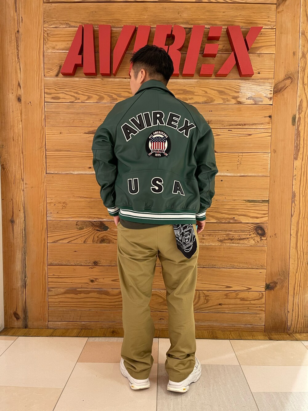「カジュアル、レザージャケット、AVIREX、休日スタイル、緑、AVIREXBelle、いいね、save、フォローお願いします🤑、AVIREX町田店、ファッションの力を信じよう、AVIREX町田」｜「AVIREXのLIGHT SIGNATURE VARSITY JACKET / ライト シグネチャー バーシティ ジャケット / AVIREX / アヴィレックス（スタジャン、その他）」を使った、toshioさん（メンズ・169cm）の秋コーディネートの2枚目の写真