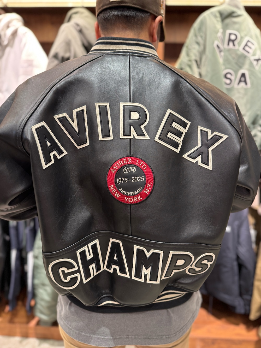 「AVIREX、AVIREXBelle、AVIREX海老名、AVIREX海老名店、真冬のあったかスタイル、今日のコーデ、レザー、レザージャケット、50th anniversary、いいね、save、フォローお願いします🤑」｜「AVIREXの《50th Anniversary》VARSITY JACKET / バーシティ ジャケット / AVIREX / アヴィレックス（スタジャン、ブラック系）」を使った、toshioさん（メンズ・169cm）の冬コーディネートの3枚目の写真