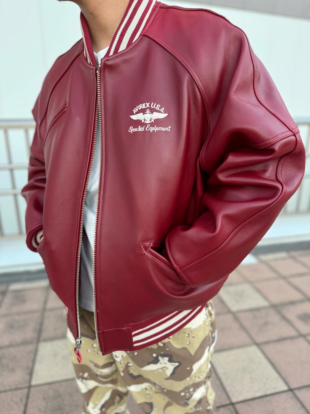 「AVIREX、AVIREXBelle、AVIREX海老名、ootd、ミリタリー、ストリート、キャップ、スニーカー、ファッションの力を信じよう、いいね、save、フォローお願いします🤑」｜「AVIREXのヴァーシティ ジャケット/ VARSITY JACKET（その他アウター、レッド系）」を使った、toshioさん（メンズ・169cm）の夏コーディネートの4枚目の写真