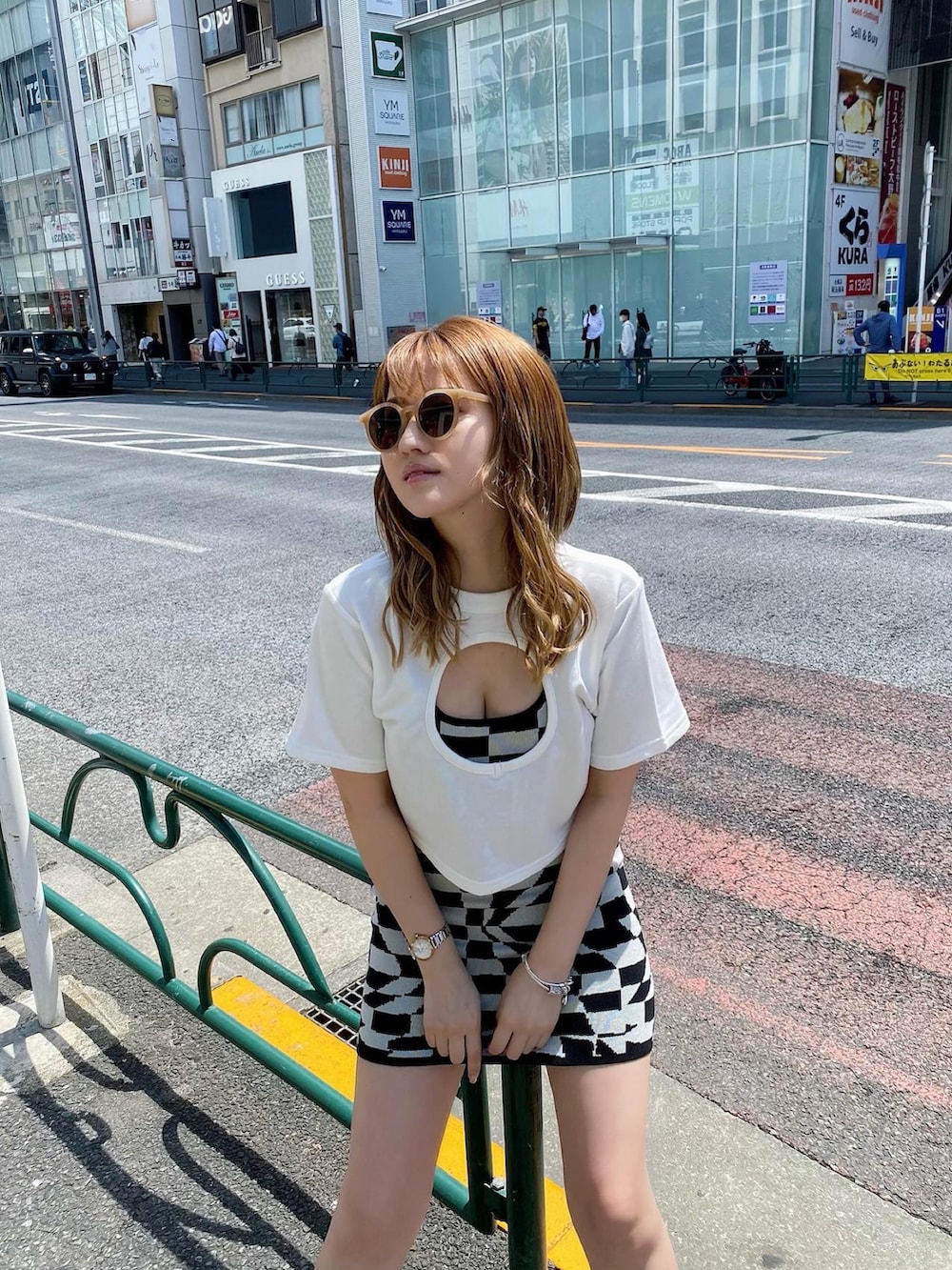 ホワイト系のTシャツ/カットソー、ブラック系のワンピースを着用したレディースの夏コーディネートの2枚目の写真