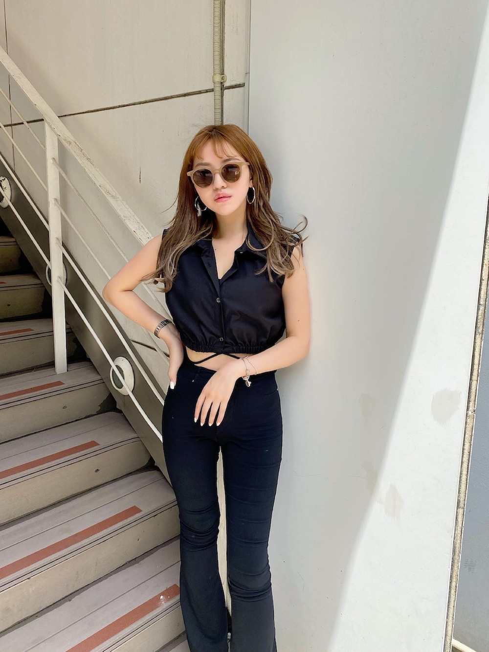 ブラック系のシャツ/ブラウス、ブラック系のその他パンツを着用したレディースの夏コーディネートの2枚目の写真