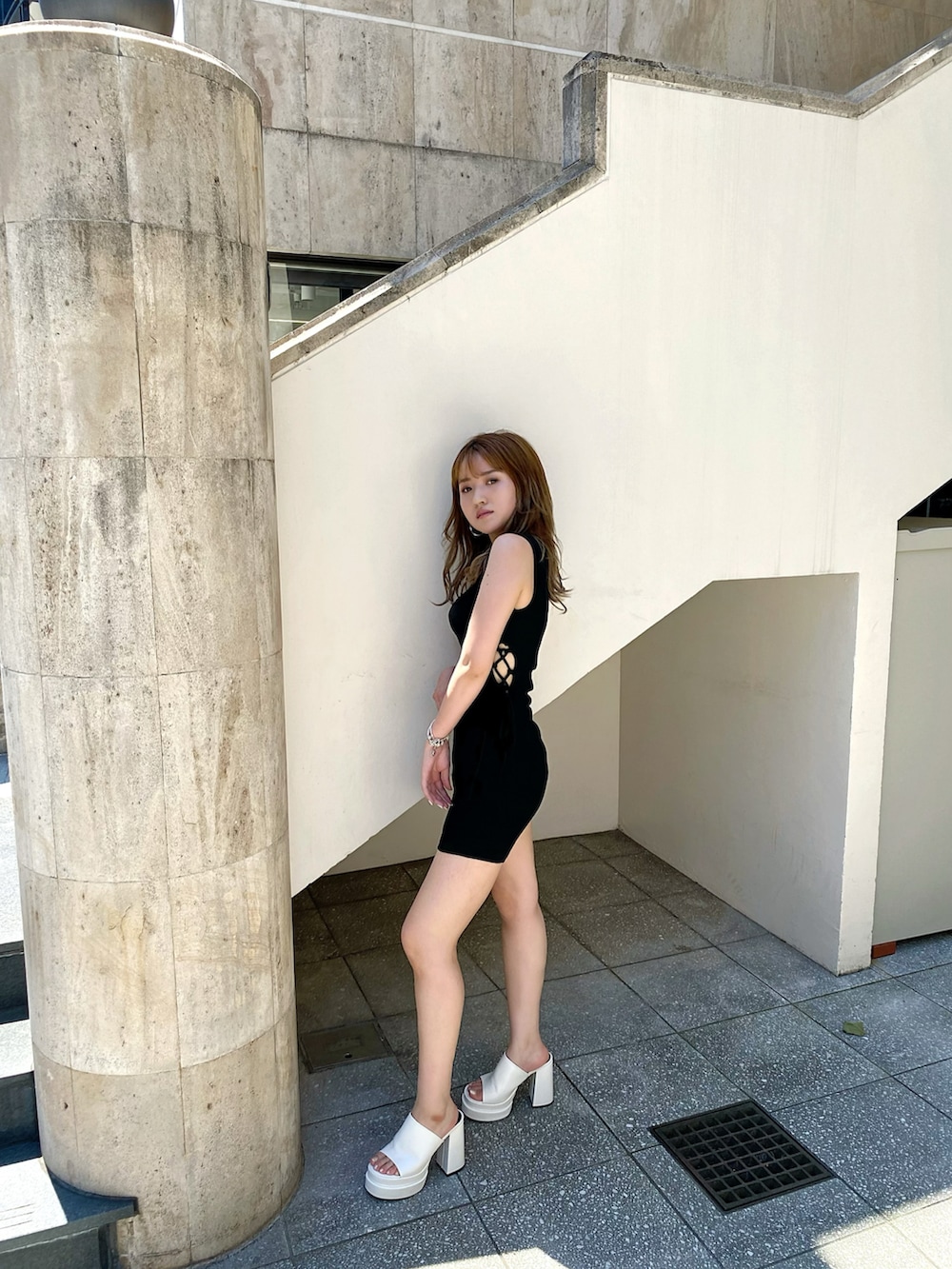 「夏コーデ、カジュアルコーデ、おしゃれさんと繋がりたい、ワンピース、タイトワンピース、ENVYM、envym_staff、ENVYMコーデ」｜「ENVYMのウエストレースアップＯＰ（ワンピース、ブラック系）」を使った、ENVYM_MADOKAさん（レディース・164cm）の夏コーディネートの2枚目の写真
