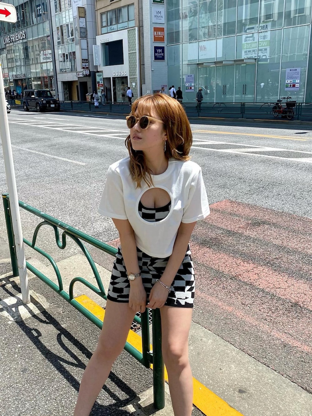 ホワイト系のTシャツ/カットソー、ブラック系のワンピースを着用したレディースの夏コーディネートの3枚目の写真