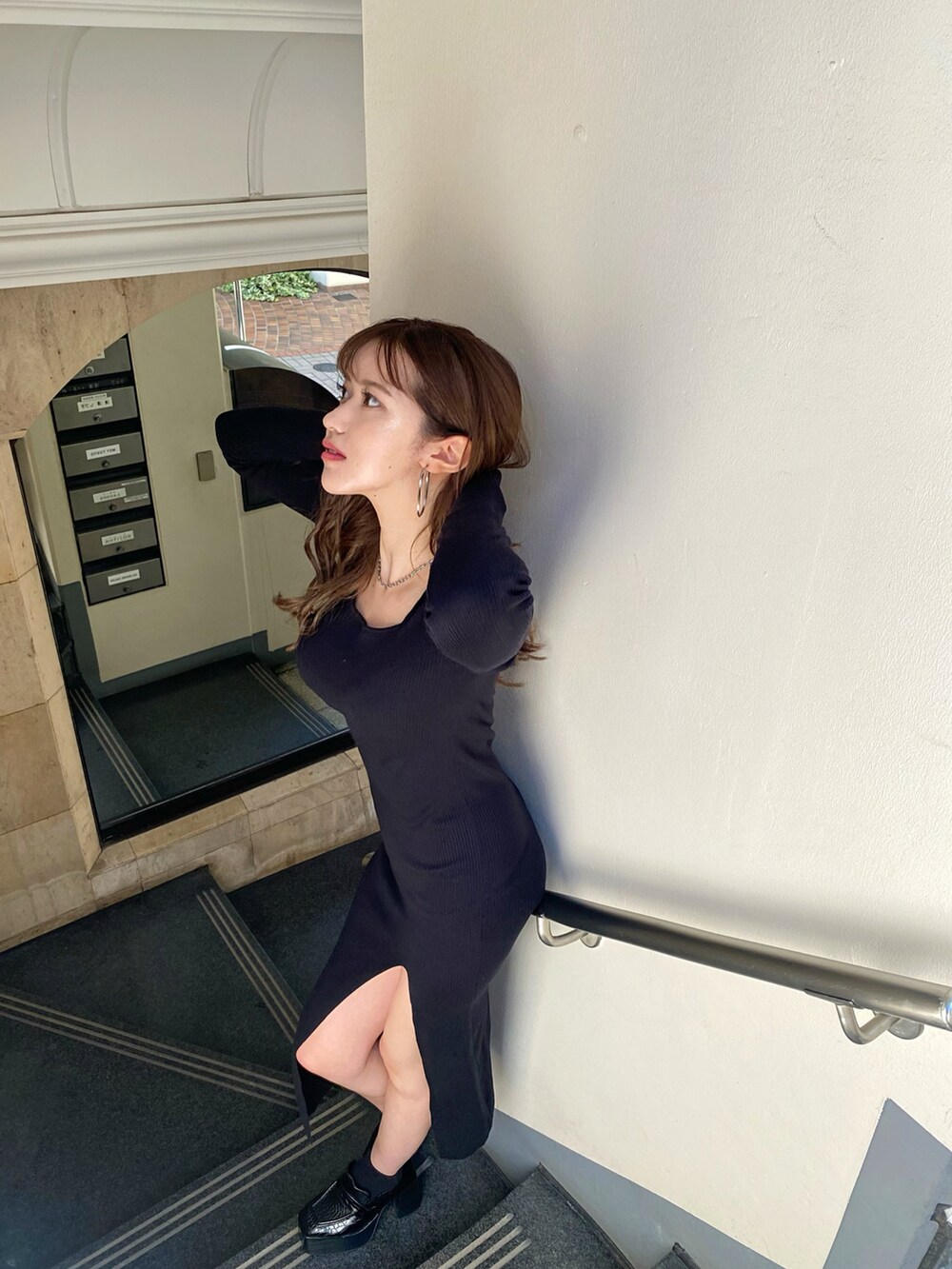 「秋冬コーデ、カジュアル、ワンピース、大人かわいい、ロングワンピース、ENVYM、envym_staff、ENVYMコーデ」｜「ENVYMのスリットニットロングＯＰ（ワンピース、ブラック系）」を使った、ENVYM_MADOKAさん（レディース・164cm）の秋コーディネートの2枚目の写真