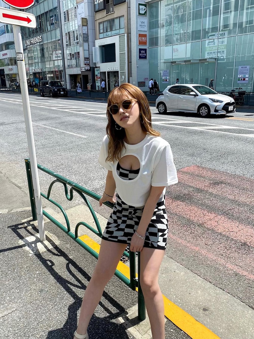 ホワイト系のTシャツ/カットソー、ブラック系のワンピースを着用したレディースの夏コーディネートの4枚目の写真