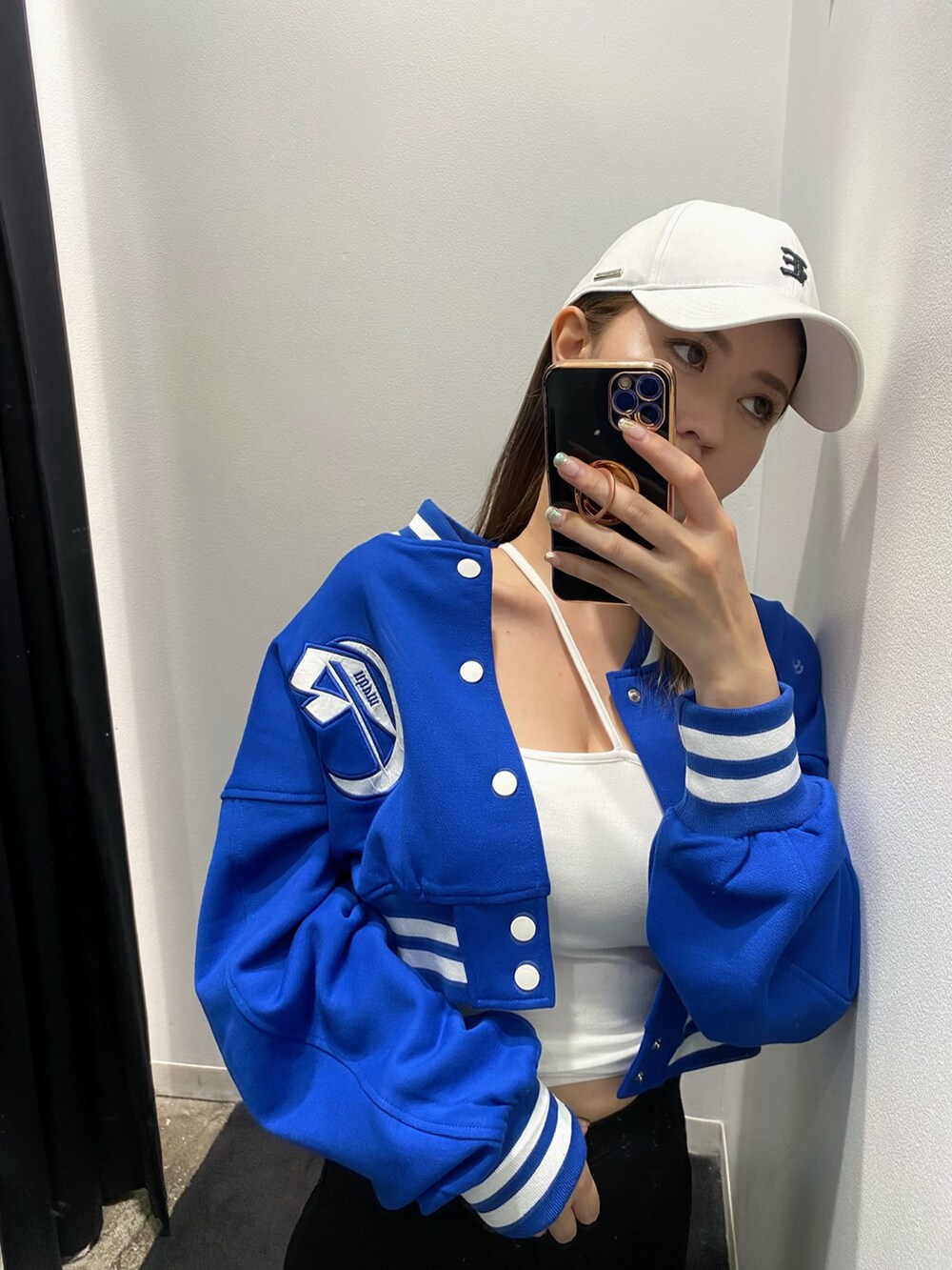 ホワイト系のキャミソール、ブラック系のその他パンツ、ブラック系のキャップを着用したレディースの夏コーディネートの2枚目の写真