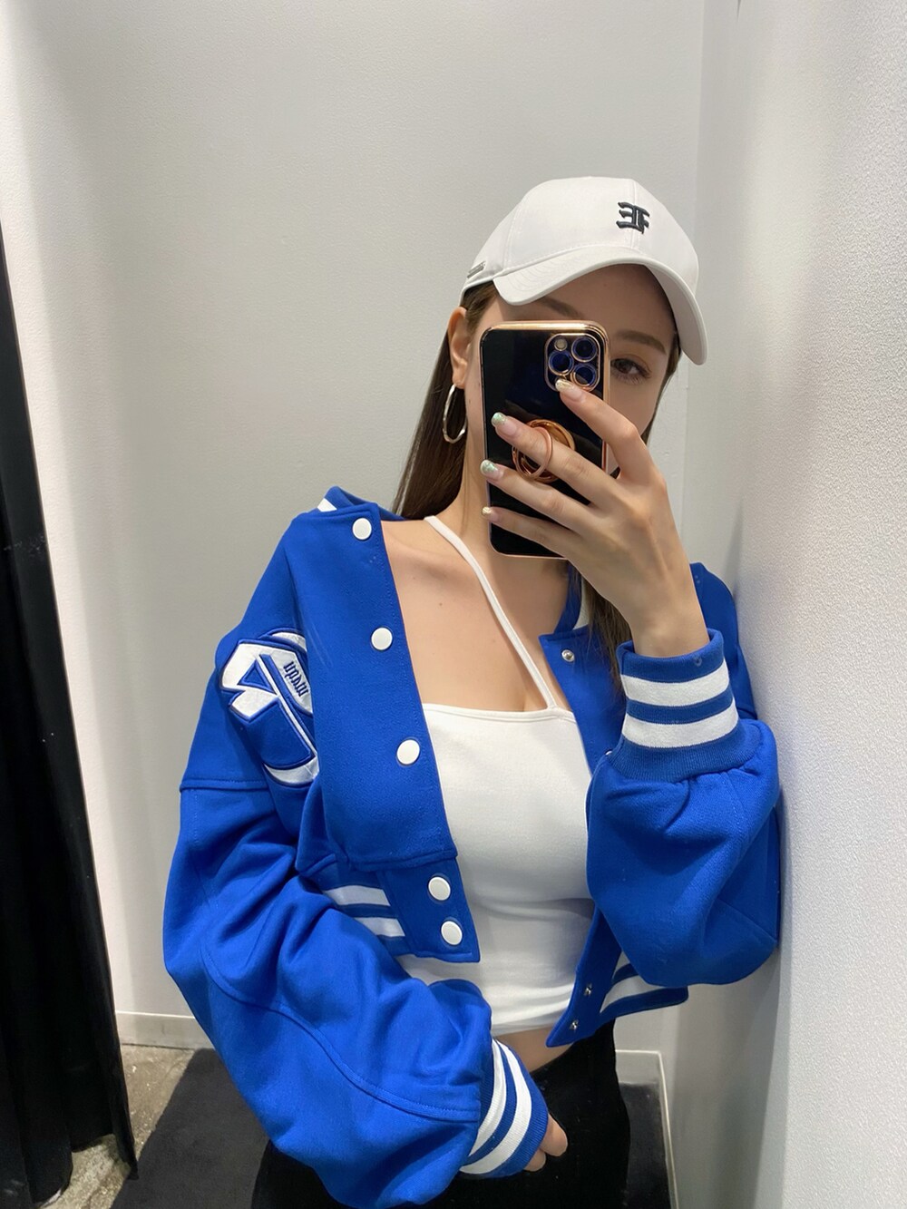 ホワイト系のキャミソール、ブラック系のその他パンツ、ブラック系のキャップを着用したレディースの夏コーディネートの3枚目の写真