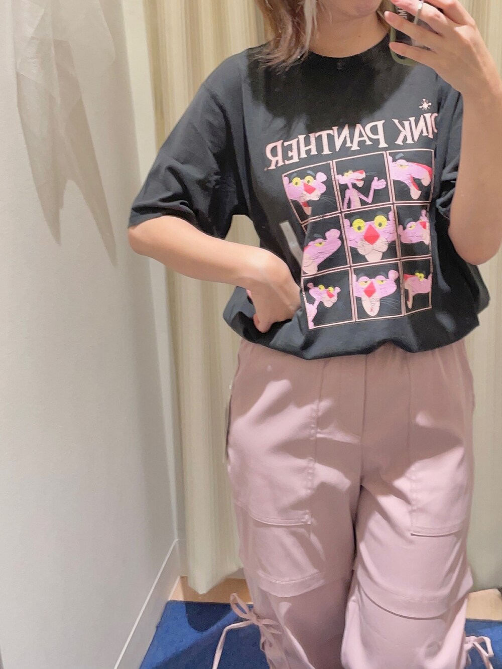 グレー系のTシャツ/カットソー、ブルー系のデニムパンツを着用したレディースの夏コーディネートの4枚目の写真