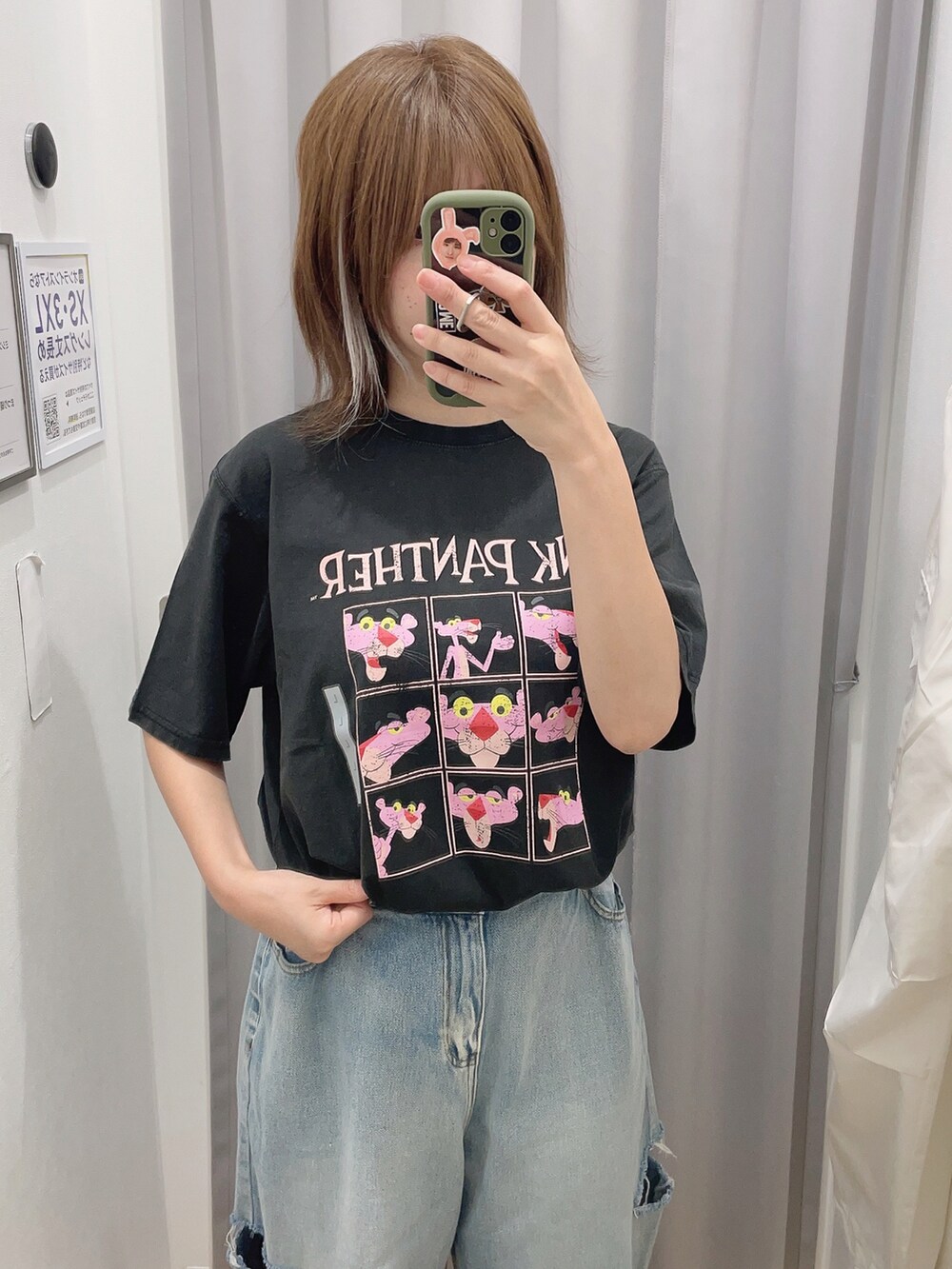 グレー系のTシャツ/カットソー、ブルー系のデニムパンツを着用したレディースの夏コーディネートの2枚目の写真