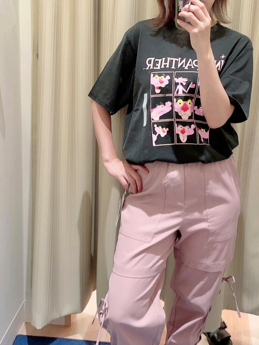 グレー系のTシャツ/カットソー、ブルー系のデニムパンツを着用したレディースの夏コーディネートの3枚目の写真