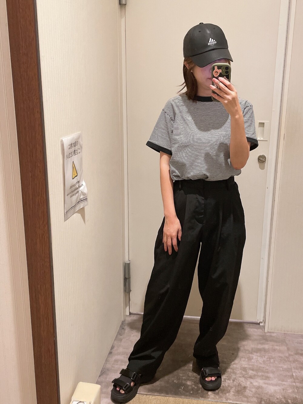 ブラック系のパンツ、ブラック系のキャップを着用したレディースの秋コーディネートの2枚目の写真