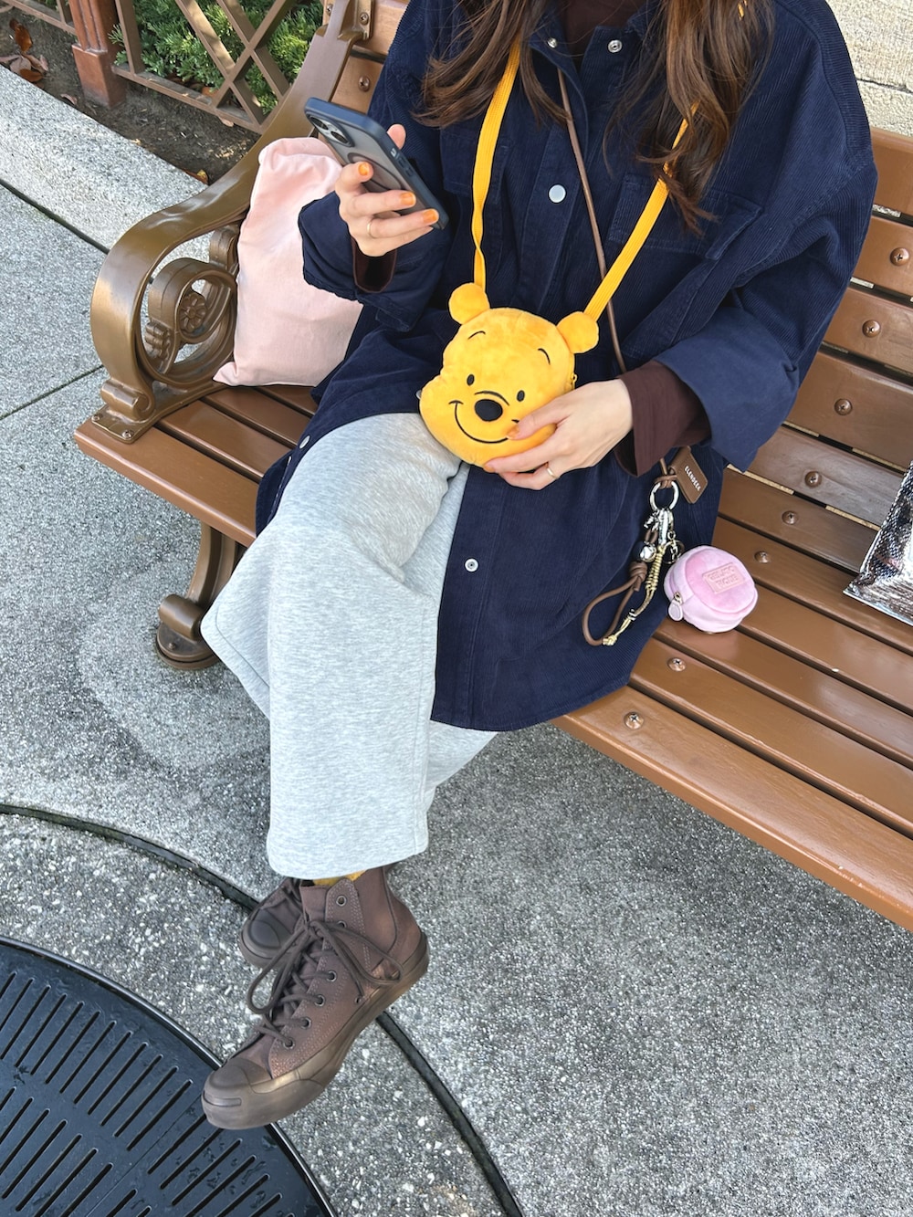 ブルー系のシャツ/ブラウス、ブラウン系のTシャツ/カットソー、グレー系のスウェットパンツを着用したレディースの秋コーディネートの2枚目の写真