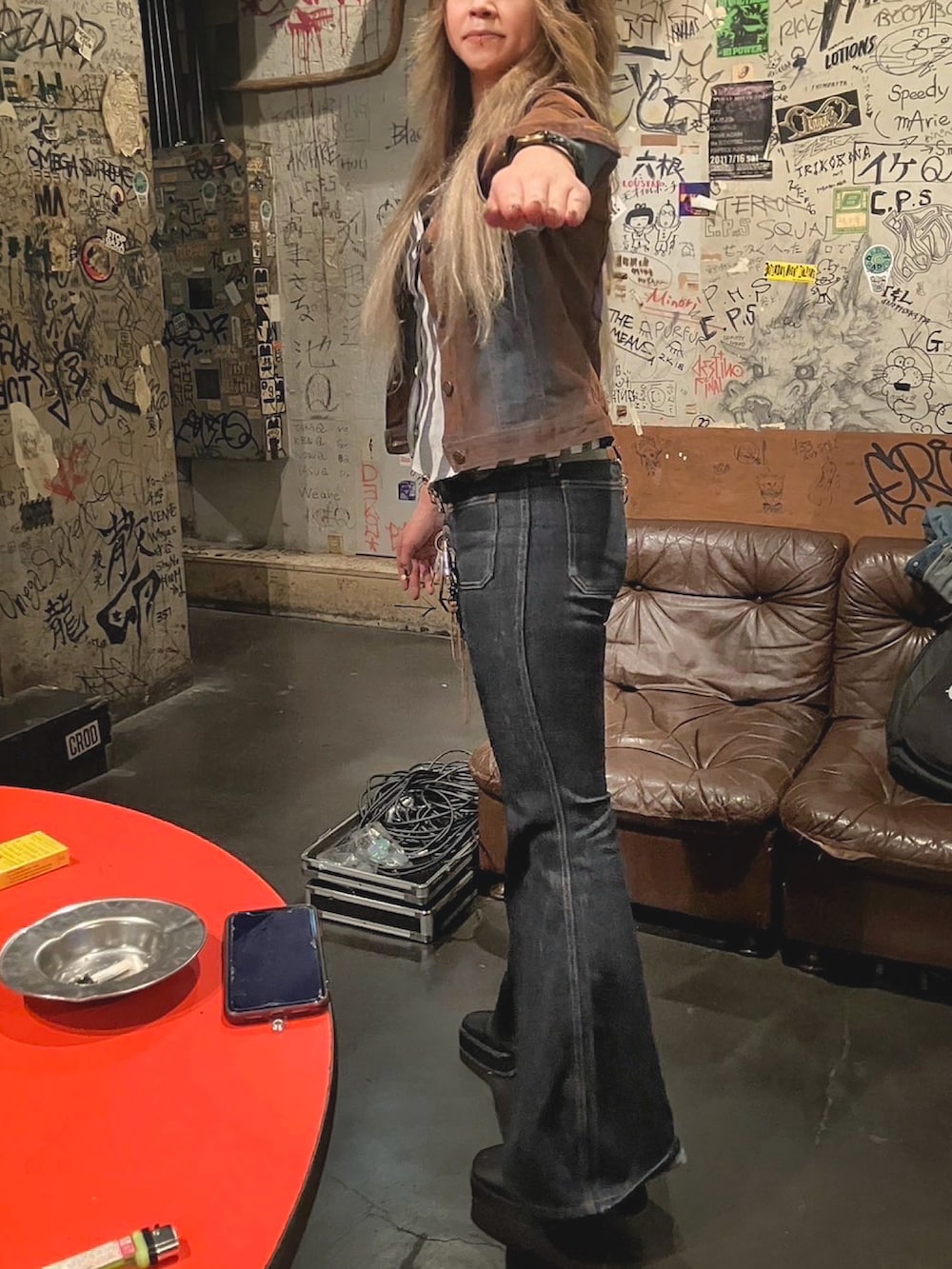 「ベルボトム、デニム、ヴィンテージ、バンドマン、ドラマー」｜「BOBSONのアイテム（デニムパンツ、ブルー系）」を使った、Emilyさん（骨格ウェーブ・レディース・166cm）の夏コーディネートの3枚目の写真