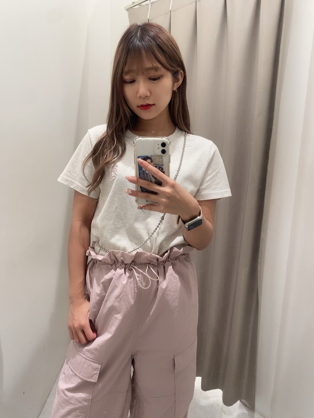 ピンク系のその他パンツ、ベージュ系のTシャツ/カットソー、ホワイト系のスニーカーを着用したレディースの夏コーディネートの3枚目の写真