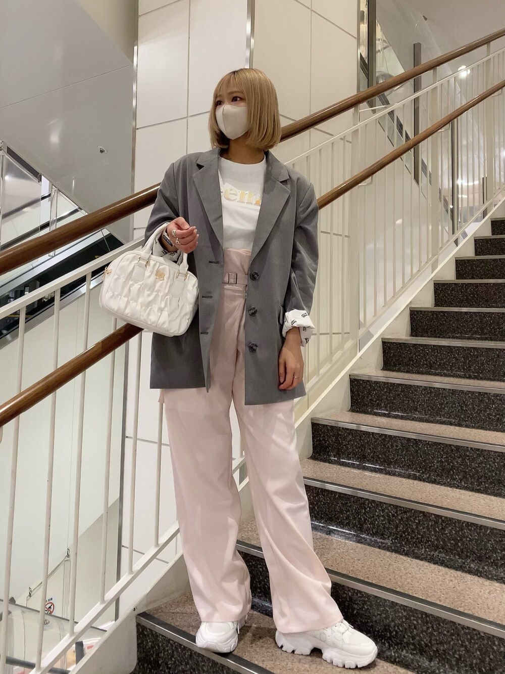 「休日スタイル、楽チンコーデ、パンツコーデ、きれいめカジュアル、ピンク、ピンクコーデ、ピンク×グレー、スラックス、ジャケット、ジャケットスタイル、春服コーデ、スニーカー、白スニーカー、セットアップ、大人ガーリー」｜「Seemi. byNICECLAUPの【Seemi】テーラードジャケット（テーラードジャケット、グレー系）」を使った、ａｎｃｈａｎさん（レディース・158cm）の春コーディネートの5枚目の写真