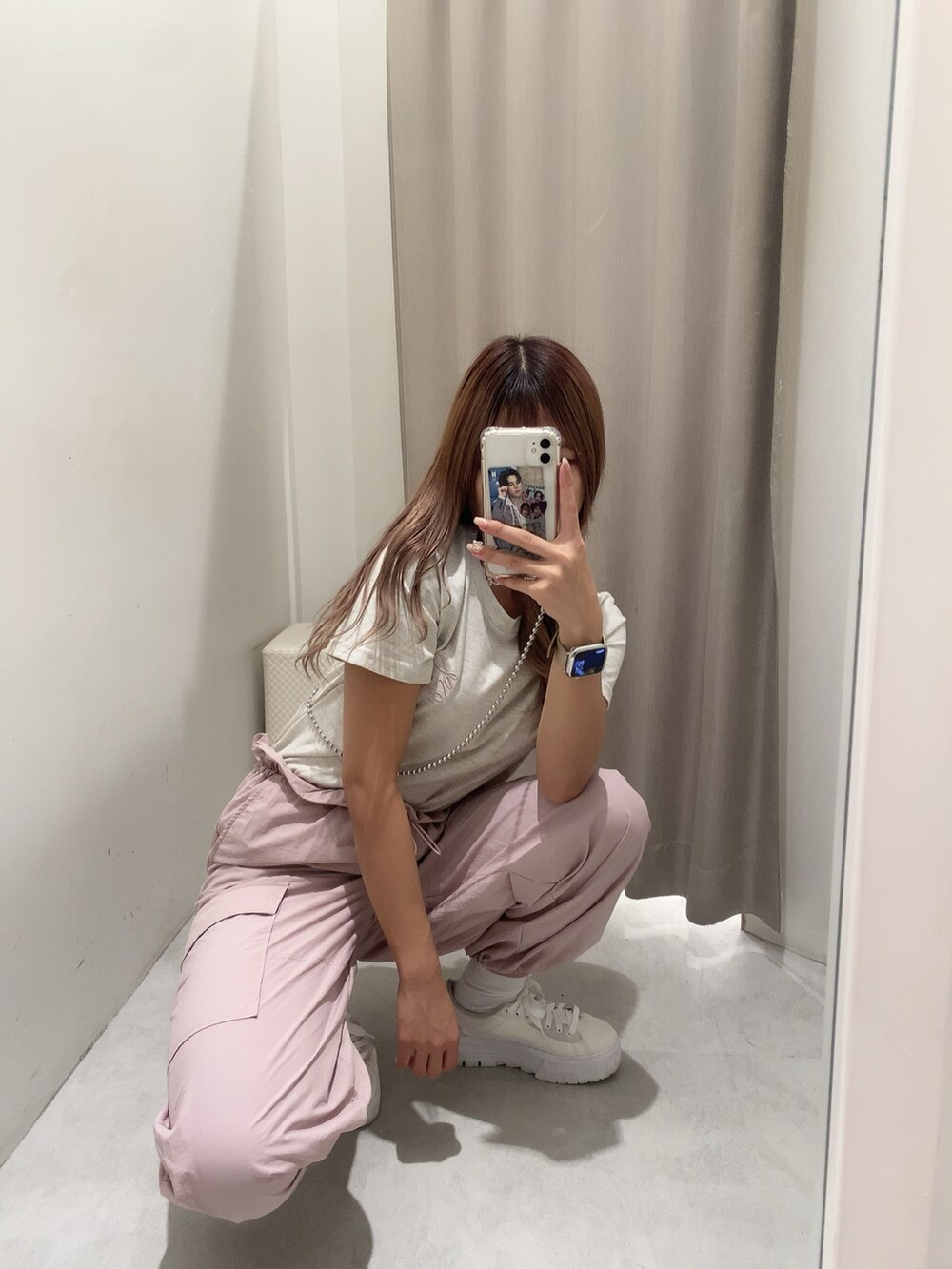 ピンク系のその他パンツ、ベージュ系のTシャツ/カットソー、ホワイト系のスニーカーを着用したレディースの夏コーディネートの2枚目の写真